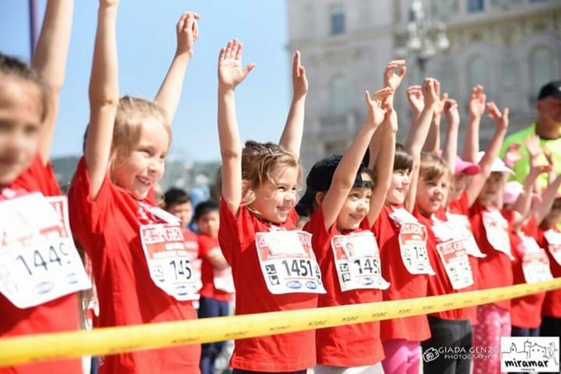Resti...AMO a scuola. Raccolta lampo! di Generazione Rilke Resti...AMO a scuola. Raccolta lampo!-Generazione Rilke