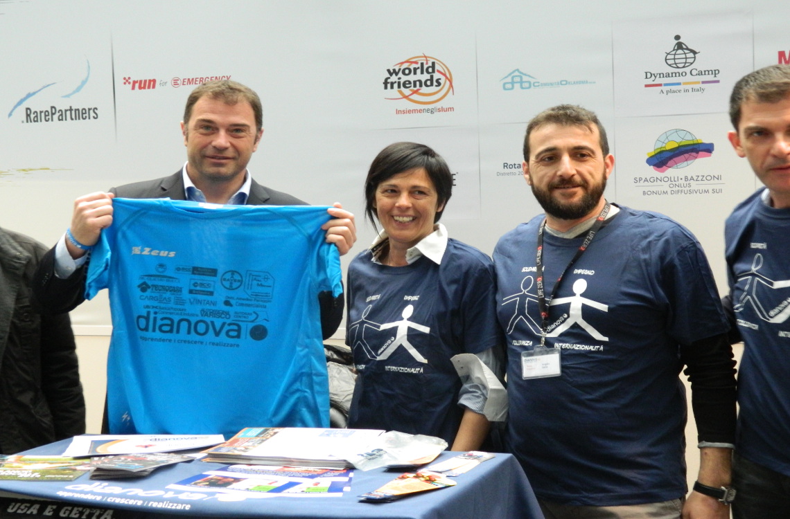 Antonio Rossi con Dianova all'inaugurazione del Marathon Village