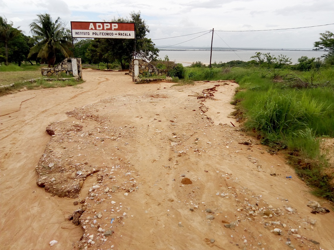 L'acqua si ritira. Si torna in aula! di HUMANA People to People Italia L'acqua si ritira. Si torna in aula!-HUMANA People to People Italia