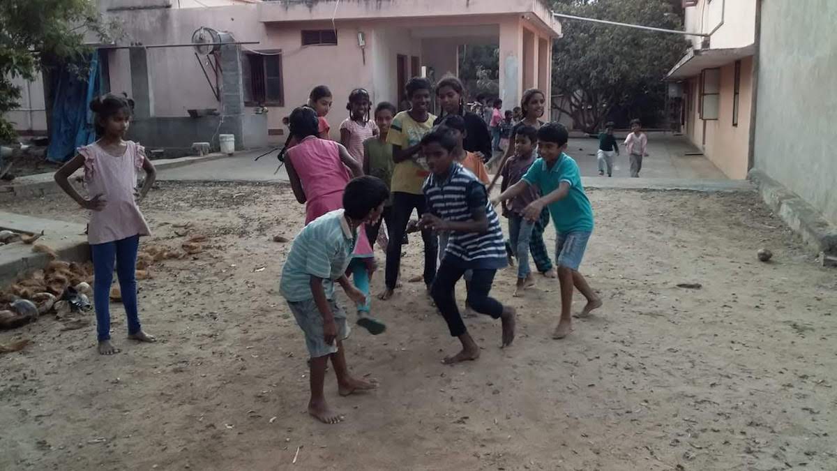 Un parco giochi per i bimbi in India-Vanaprastha