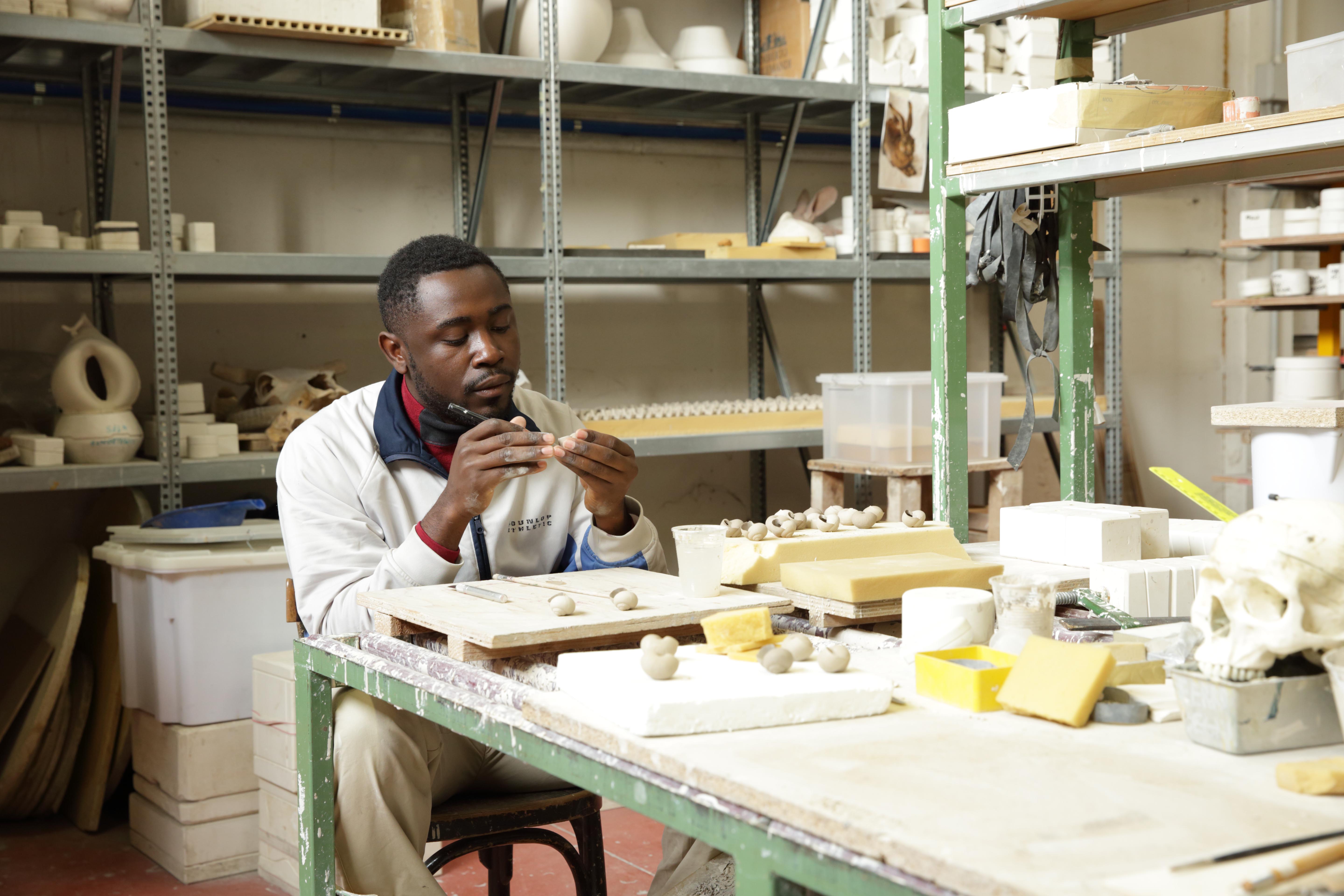 Sostieni la bottega artigiana di Victor-Fondazione Cologni