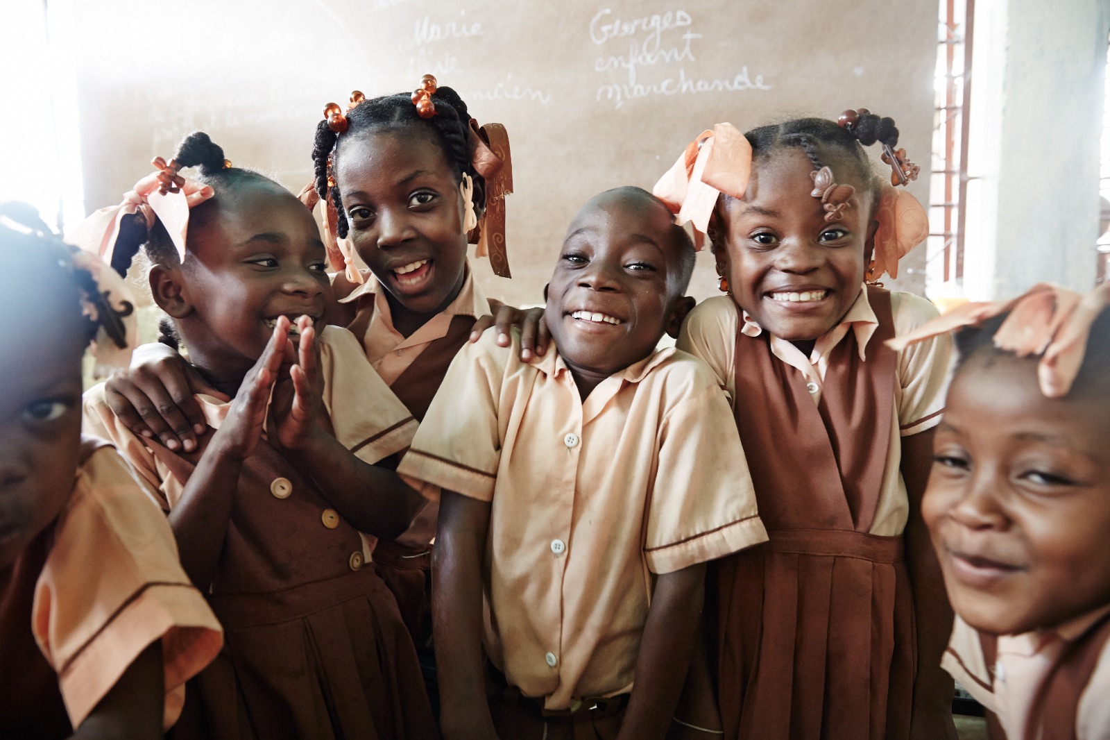 Una scuola a casa per i bambini di Haiti di Pen Paper Peace Una scuola a casa per i bambini di Haiti-Pen Paper Peace