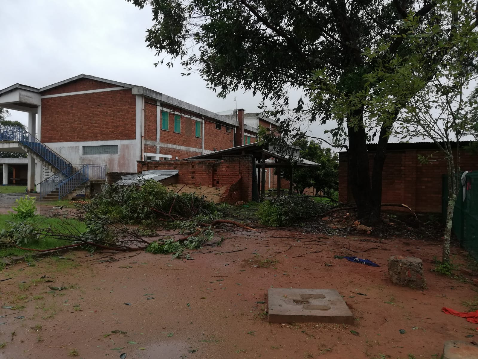 L’URAGANO AD AMBALAKILONGA di Educatori senza Frontiere L’URAGANO AD AMBALAKILONGA-Educatori senza Frontiere