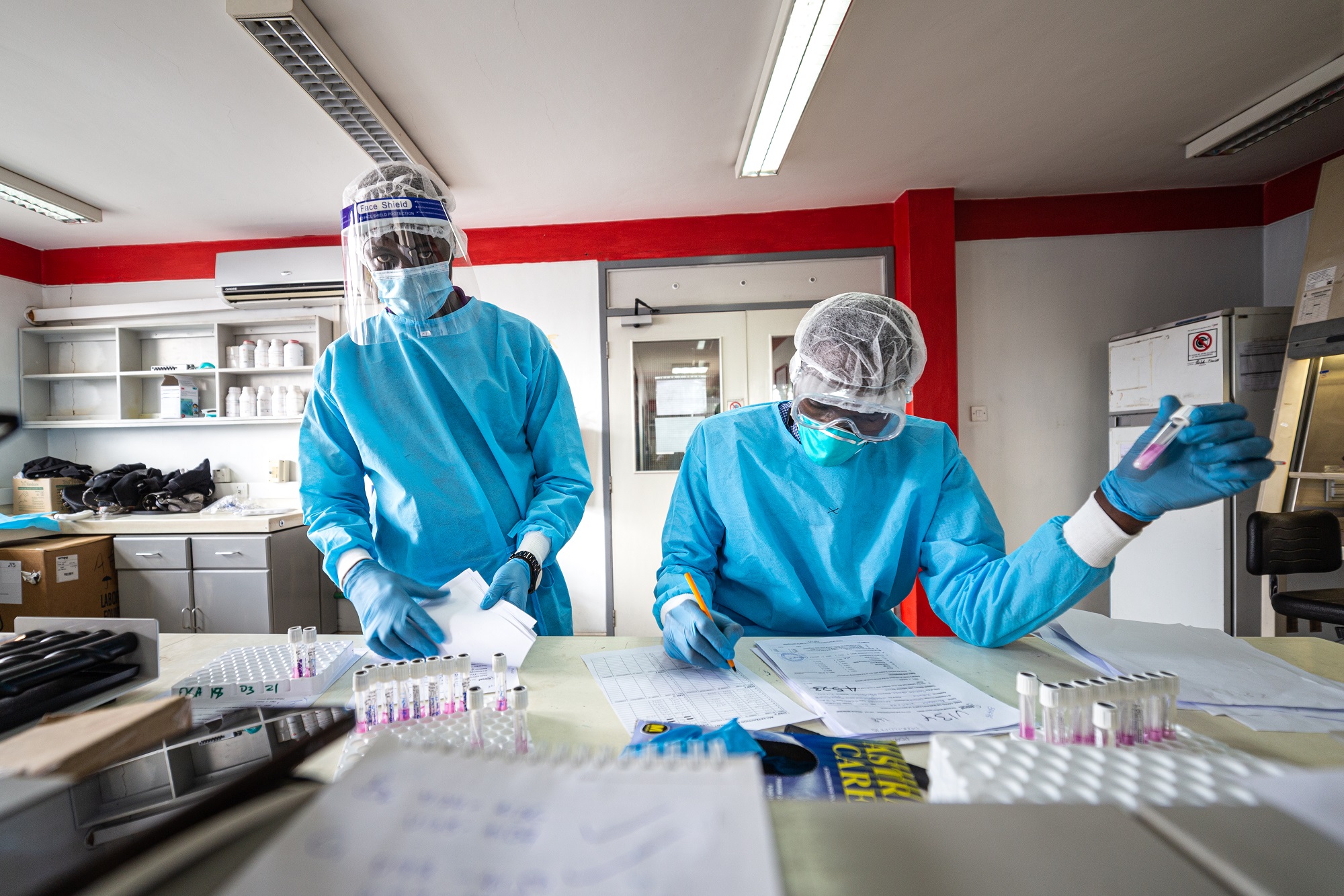 Un vaccino per il bene di tutti di AMREF Un vaccino per il bene di tutti-AMREF