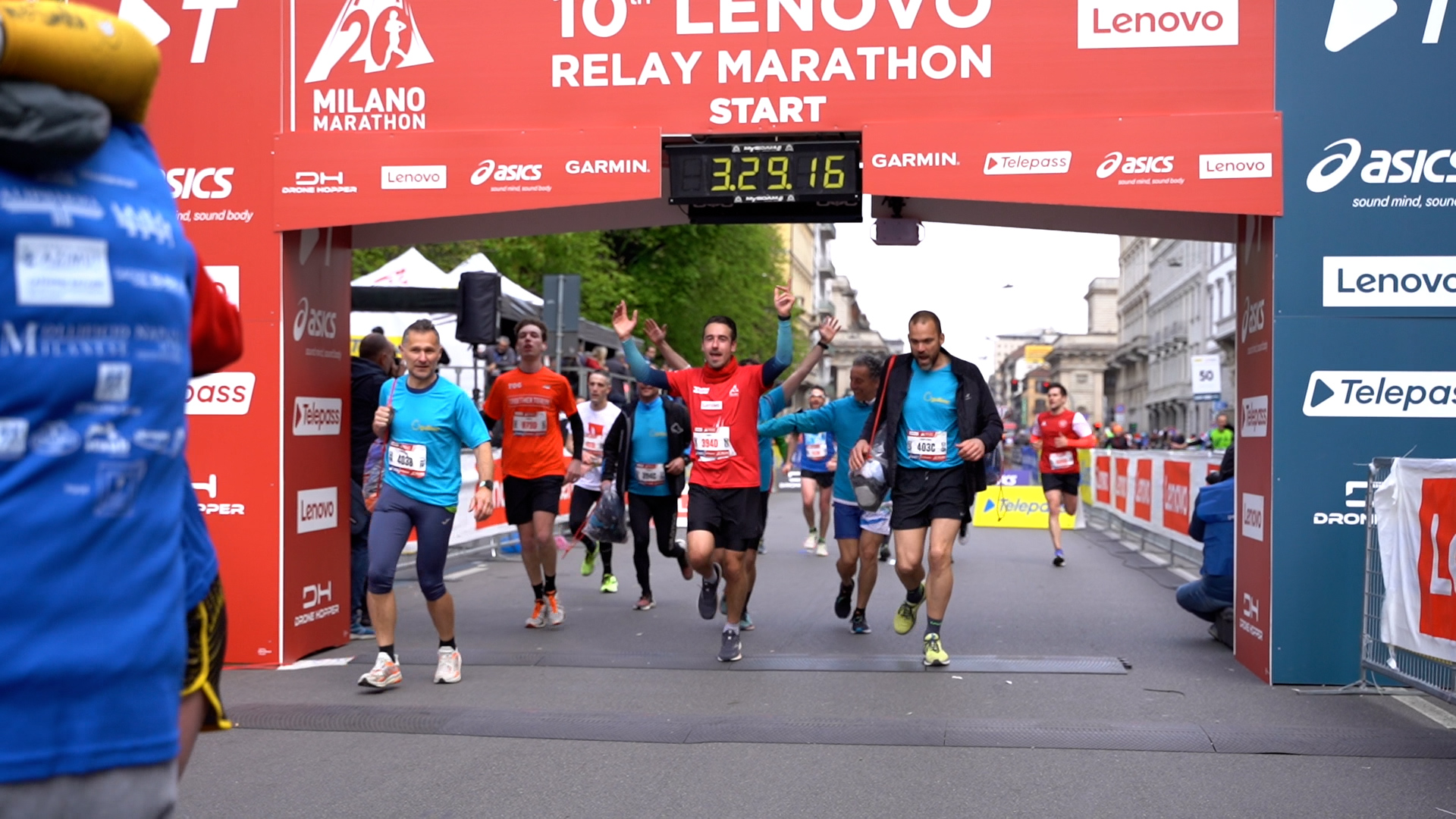 Tutti in piedi sul divano-Centro Gulliver