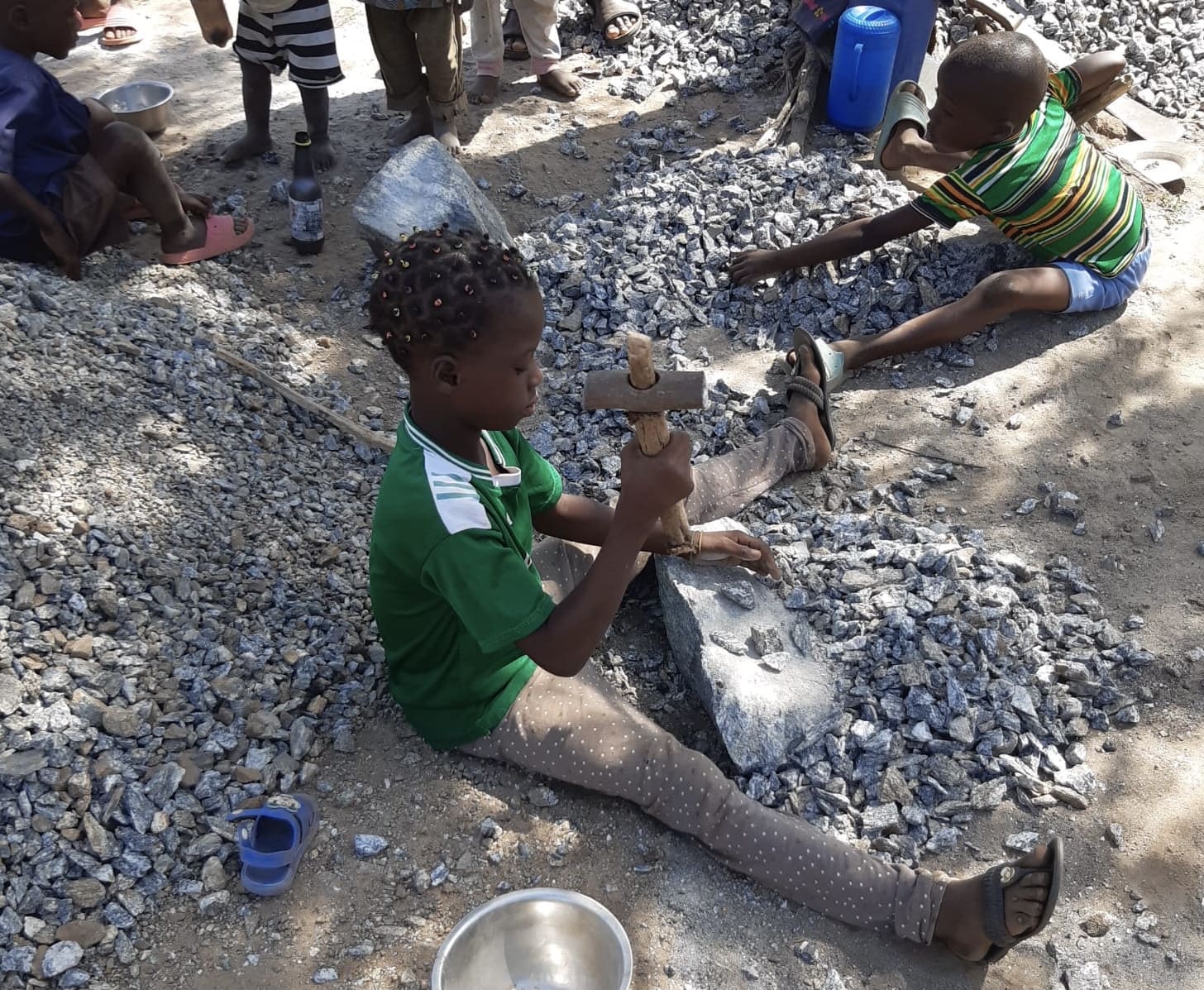 I BAMBINI SPACCAPIETRE DEL BENIN di HFL I BAMBINI SPACCAPIETRE DEL BENIN-HFL