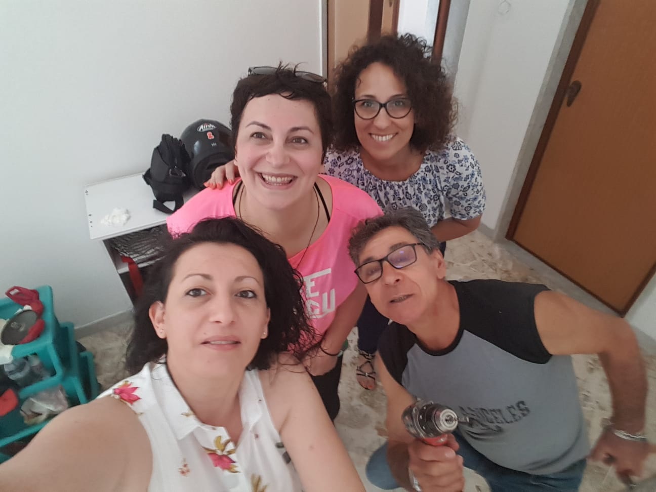 Ri-vesti ha bisogno di te di RI-VESTI Ri-vesti ha bisogno di te-RI-VESTI