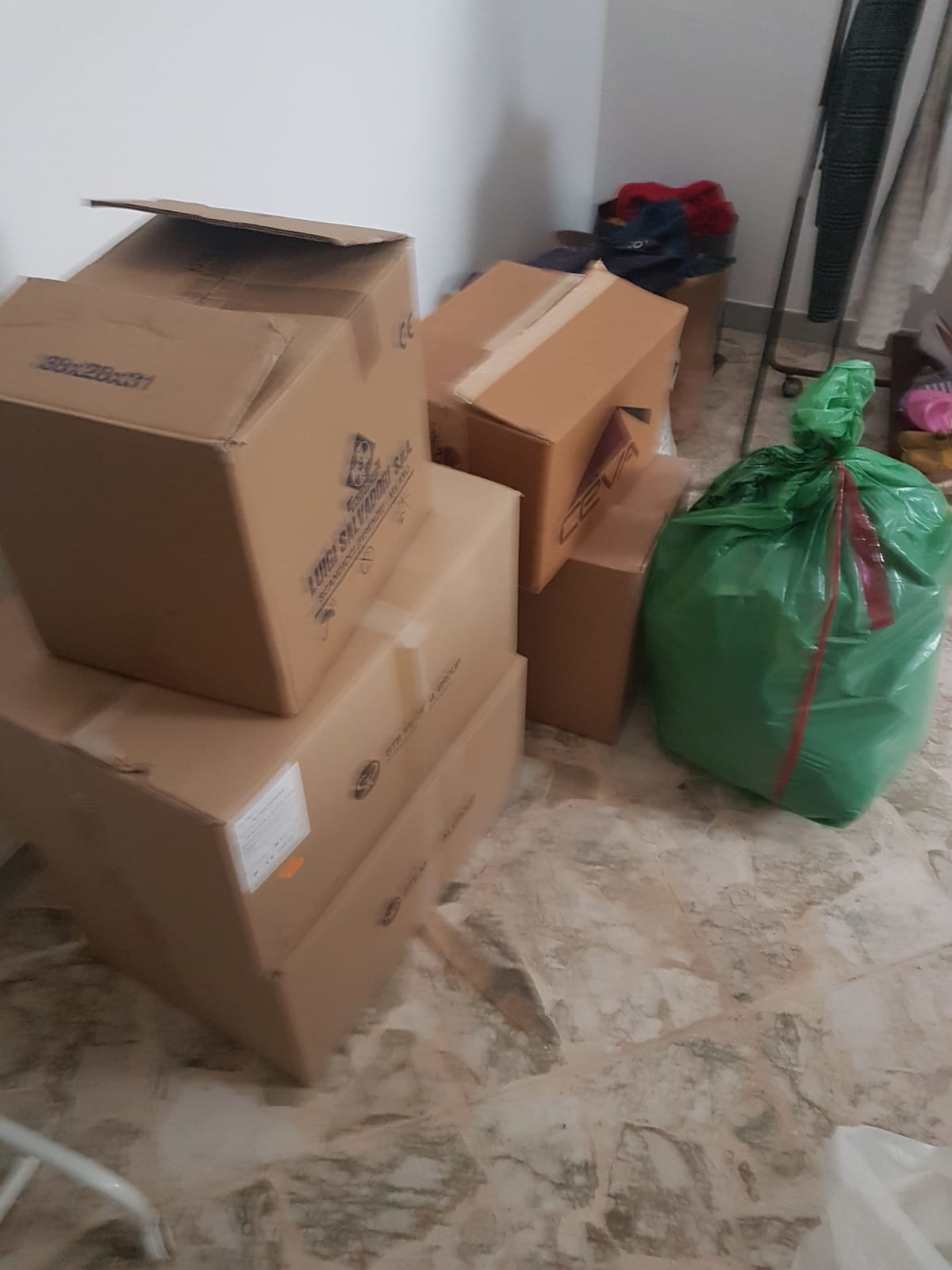 Ri-vesti ha bisogno di te di RI-VESTI Ri-vesti ha bisogno di te-RI-VESTI