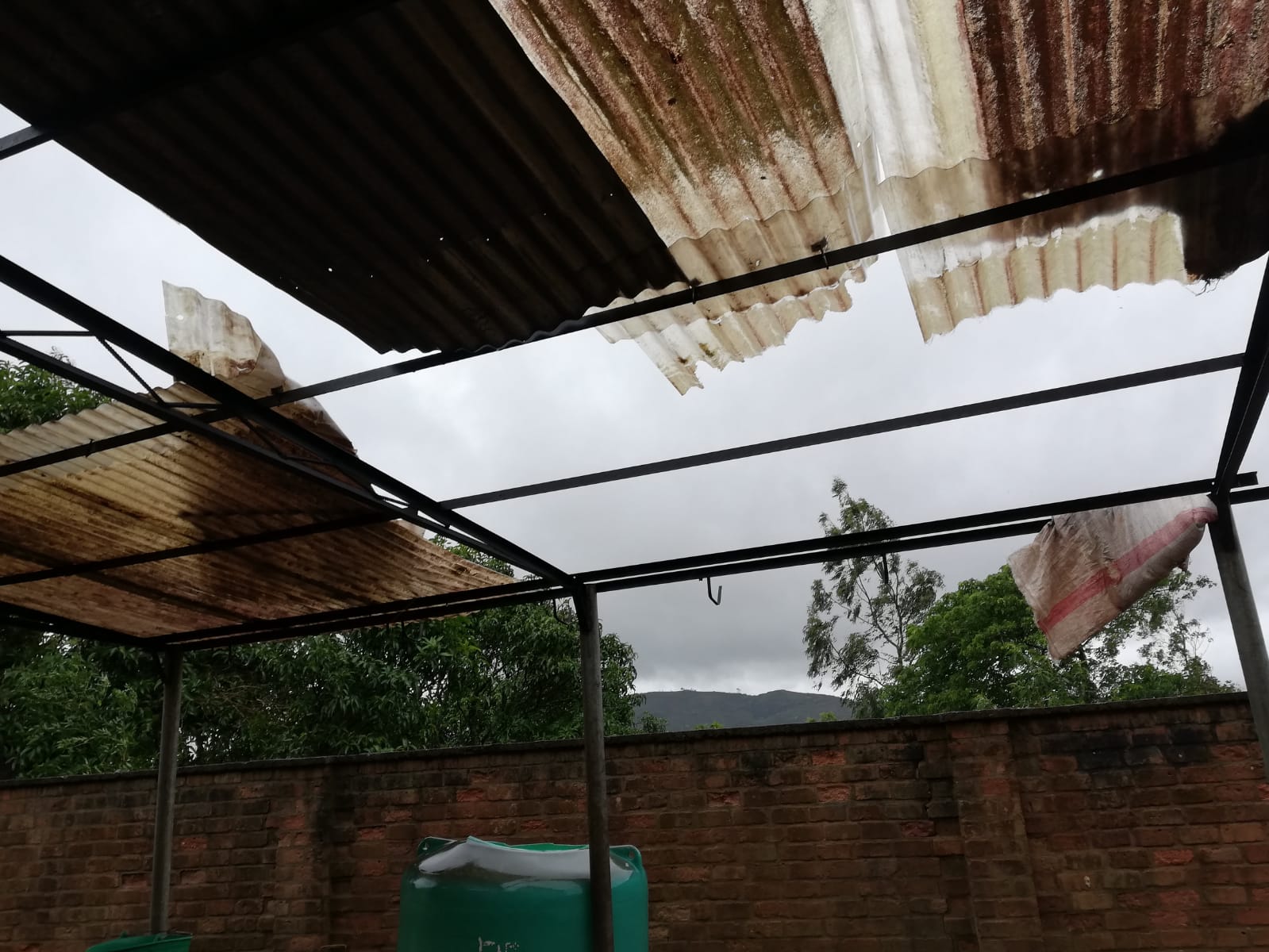 L’URAGANO AD AMBALAKILONGA di Educatori senza Frontiere L’URAGANO AD AMBALAKILONGA-Educatori senza Frontiere