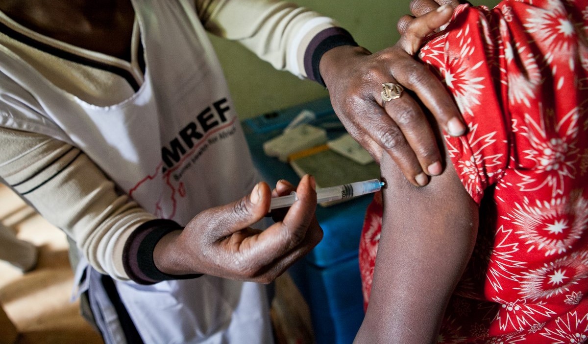 Un vaccino per il bene di tutti di AMREF Un vaccino per il bene di tutti-AMREF