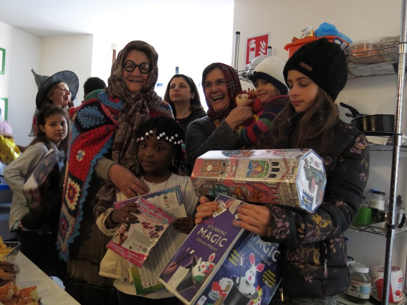 La Befana della Gioia porta i libri-La Scuola di Pace